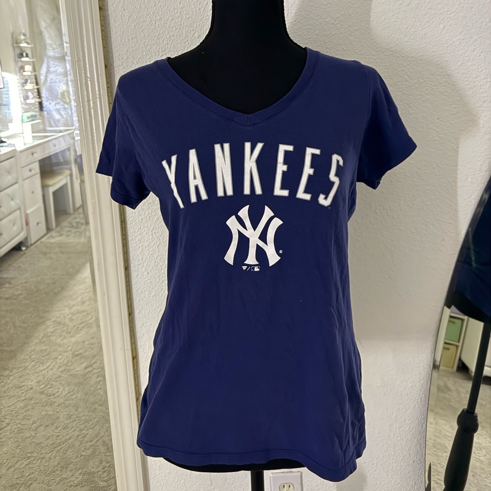 Navy blue Yankees tee